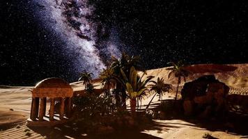 4k cidade romana antiga no deserto e estrelas da Via Láctea. video