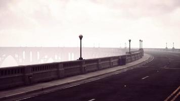 puente largo en niebla brumosa video