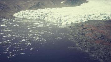 gran glaciar en las montañas de alaska en verano video