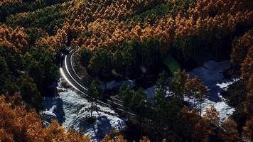 vista panorámica aérea del paisaje de una carretera escénica en las montañas canadienses