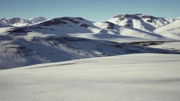 cráter volcánico cubierto de nieve en islandia video