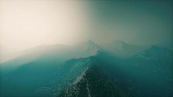 brouillard matinal dans la montagne de l'afghanistan video