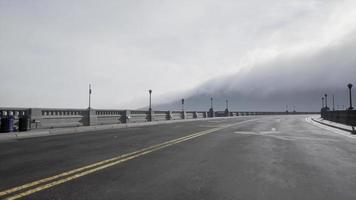 Beleuchtete leere Straßenbrücke im Nebel video