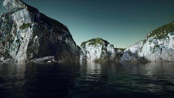 8k Inseln Norwegens mit Felsen und Klippen video