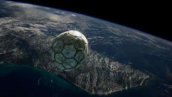 vecchio pallone da calcio nello spazio sull'orbita terrestre video