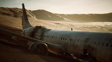 abandoned crushed plane in desert video