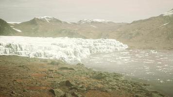 zomer bewolkt uitzicht op de grote gletsjer video