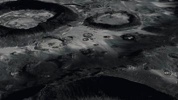 superfície da lua com muitas crateras