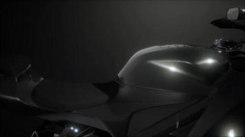 Moto-Sportrad im dunklen Studio mit hellen Lichtern video