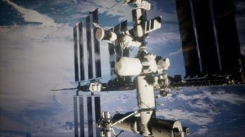 una vista della terra e un'astronave. iss è in orbita attorno alla terra video