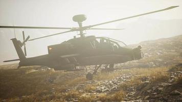 helicóptero militar en montañas en guerra video