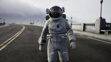 astronauta en traje espacial en el puente de carretera