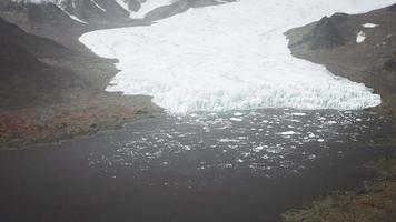glacier de la renneland fortement impacté par le réchauffement climatique video