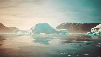 pequeños icebergs y témpanos de hielo en el mar cerca de islandia video