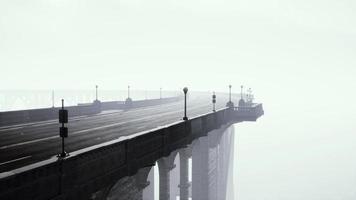 autostrada asfaltata e montagna nella nebbia profonda video