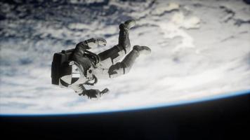 astronauta morto deixando a órbita terrestre elementos desta imagem fornecidos pela nasa video