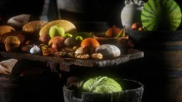 mesa de comida con barriles de vino y algunas frutas, verduras y pan video