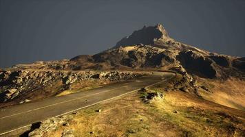 vue panoramique sur l'océan atlantique et la route dans les fjords de l'est video