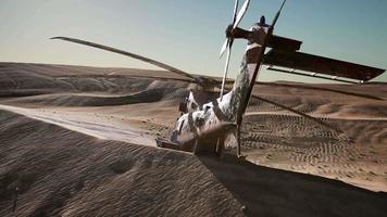 viejo helicóptero militar oxidado en el desierto al atardecer video