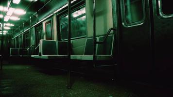 Il vagone della metropolitana è vuoto a causa dell'epidemia di coronavirus in città video