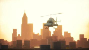 helicóptero de silueta en el fondo del paisaje de la ciudad