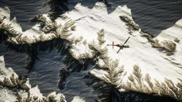 helicóptero sobre montañas en la nieve