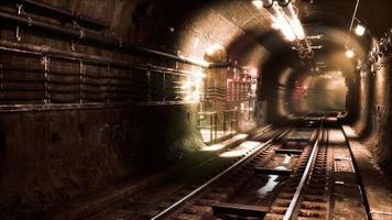 vecchio tunnel abbandonato della metropolitana della metropolitana scuro video