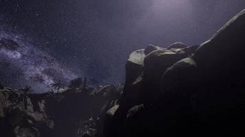 galaxie de la voie lactée sur les parois du canyon de grès video