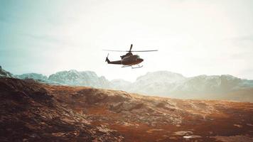 Helicóptero da era da guerra do vietnã em câmera lenta nas montanhas video