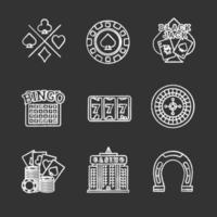 conjunto de iconos de tiza de casino. juegos de cartas, fichas de juego, blackjack, bingo, siete de la suerte, ruleta, construcción de casino, herradura. Ilustraciones de vector pizarra