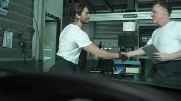 mechaniker-techniker-team-person repariert automotoren, motorautoservice und professionelle wartungsprüfung in der garage, im autofahrzeug oder in der automaschinenbesetzung video