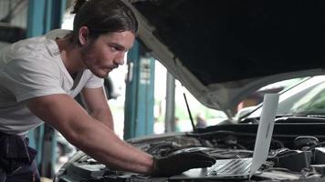 mechaniker-techniker-team-person repariert automotoren, motorautoservice und professionelle wartungsprüfung in der garage, im autofahrzeug oder in der automaschinenbesetzung video