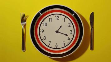 horloge dans l'assiette avec couverts video