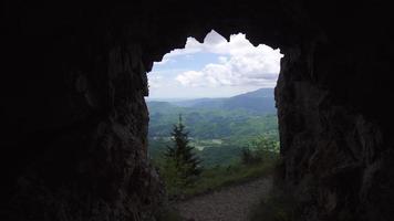 Blick auf die Hügel von einer Höhle video