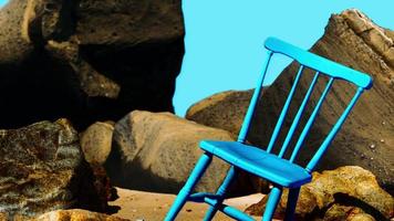 silla de madera azul retro en la playa foto