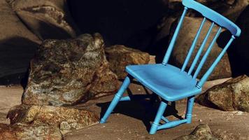 silla de madera azul retro en la playa foto