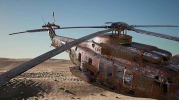 velho helicóptero militar enferrujado no deserto ao pôr do sol video