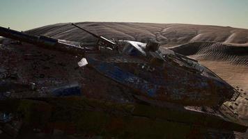 Militärpanzer, die bei Sonnenuntergang in der Wüste zerstört wurden video