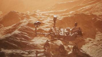 curiosité mars rover explorant la surface de la planète rouge. éléments de cette image fournis par la nasa