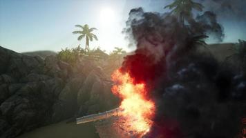réservoir brûlé dans le désert au coucher du soleil video
