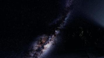 Astro 4k de la galaxie de la voie lactée au-dessus de la forêt tropicale. video