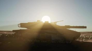 alter rostiger Tank in der Wüste video