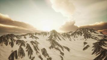 panorama de altas montañas nevadas al atardecer video