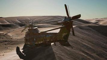 vecchio elicottero militare arrugginito nel deserto al tramonto video