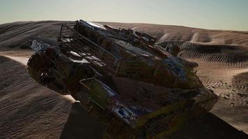 tanques militares destruídos no deserto ao pôr do sol video