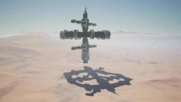 buitenaards ruimteschip draait over woestijn video