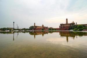 rashtrapati bhawan en rajpath road, nueva delhi en hora dorada con reflejo. también conocido como presidente estate foto