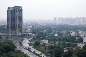 vista aérea del paisaje de la autopista dwarka, que muestra el contraste de los pueblos y los edificios altos. foto