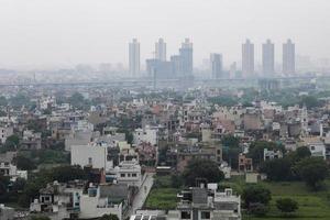 vista aérea del paisaje de la autopista dwarka, que muestra el contraste de los pueblos y los edificios altos. foto