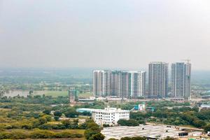 vista arial del paisaje urbano en gurgaon, noida, jaipur, delhi ncr, lucknow, mumbai, bangalore, hyderabad mostrando casas pequeñas rascacielos otra infraestructura de bienes raíces comerciales foto